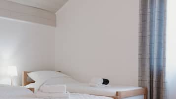 3 bedrooms, in-room safe, desk, iron/ironing board