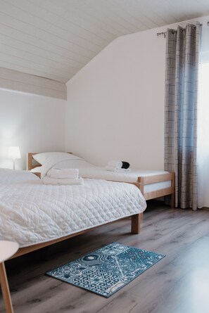 3 habitaciones, caja de seguridad en la habitación y escritorio 