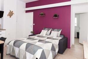 办公桌、旅行婴儿床、免费 WiFi、床单