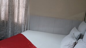 Iron/ironing board (on request), free WiFi - Valley Center guest house (Johannesburg)