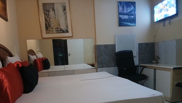 Iron/ironing board (on request), free WiFi - Valley Center guest house (Johannesburg)