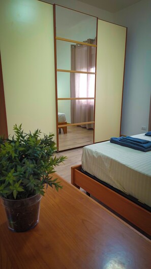 2 bedrooms, travel crib, free WiFi, bed sheets