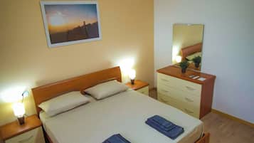 2 bedrooms, travel crib, WiFi (free), bed sheets