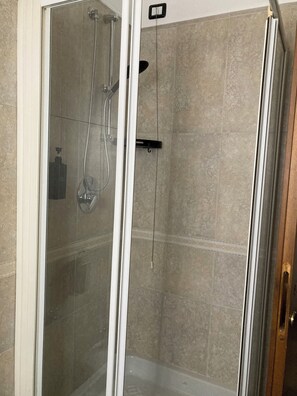 Dusche, umweltfreundliche Kosmetikartikel, Haartrockner, Bidet