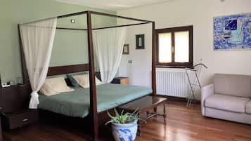 3 bedrooms, in-room safe, travel cot, free WiFi