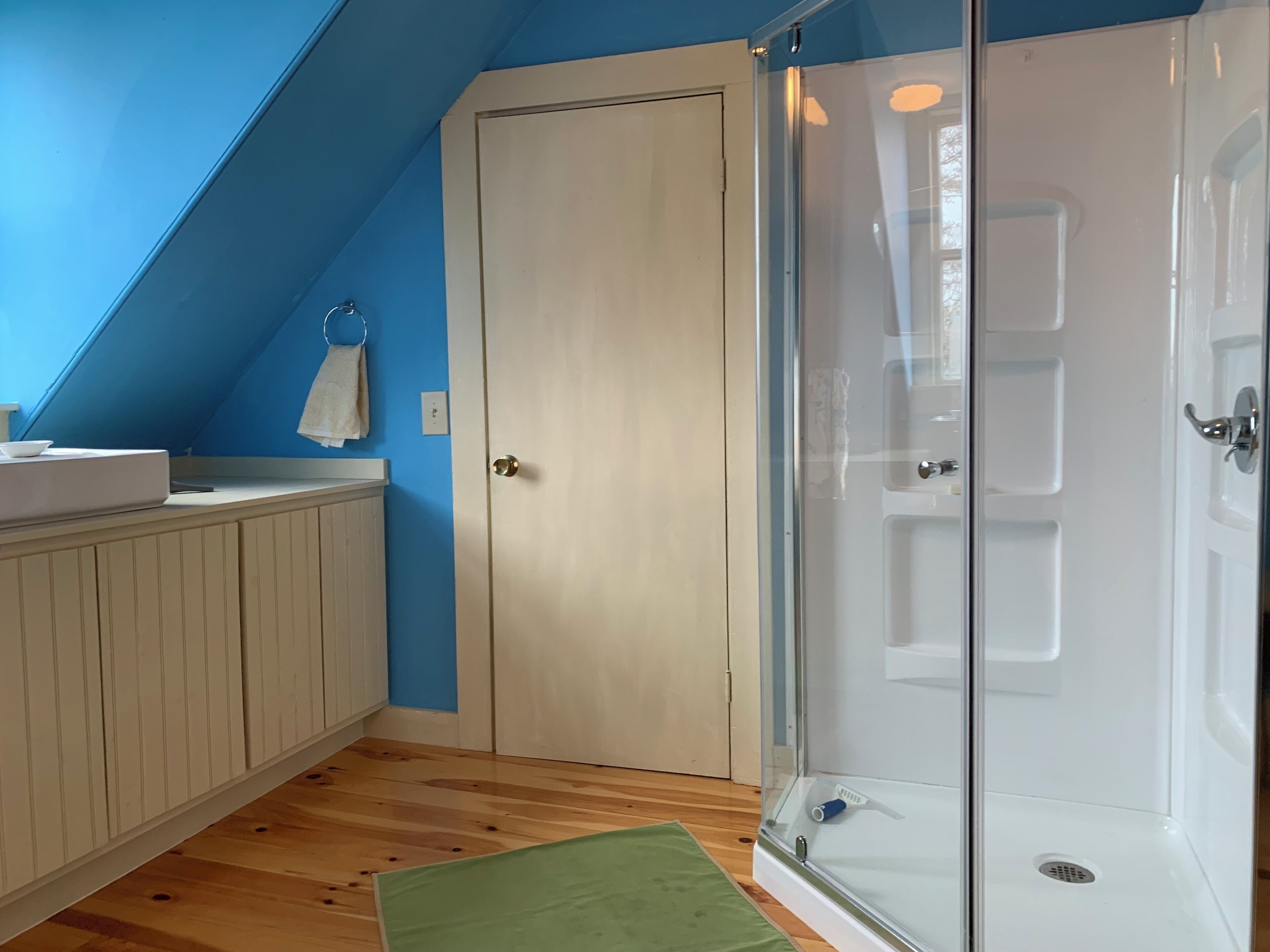 Een douche, handdoeken, zeep, toiletpapier