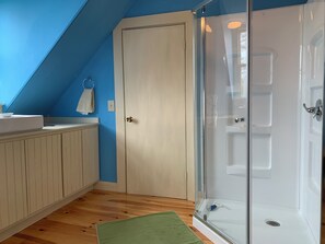 Een douche, handdoeken, zeep, toiletpapier