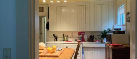 Een microgolfoven, een kookplaat, een vaatwasser