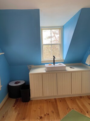 シャワー、タオル、石鹸、トイレットペーパー