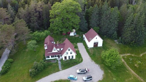 Welcome to The Rumill house with spectacular views, WiFi and the ocean near by.