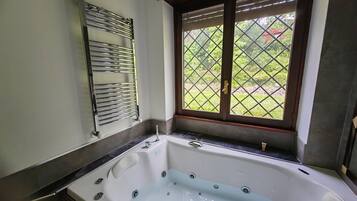 Tina de hidromasaje, secadora de cabello, bidet, toallas