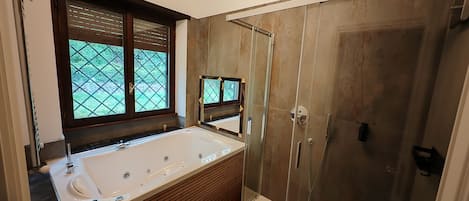 Jetted tub, hair dryer, bidet, towels