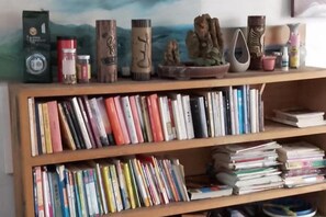 Ein Bücherregal mit Büchern und Dekorationselementen.