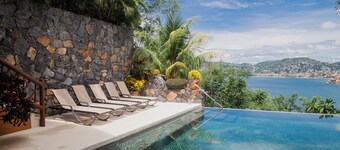 Spacious 3-bedroom apartment in beautiful Zihuatanejo with WiFi, AC
