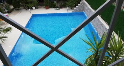 Lile Pestani One-Bedroom Suite with Balcony