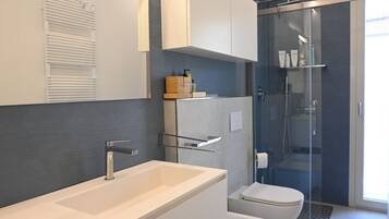 Douche, bidet, serviettes fournies