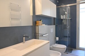 Dusche, Bidet, Handtücher