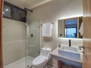 Deluxe Room, Kitchen | Bathroom | Shower, towels, soap, shampoo - CASA ULA - Cancun (Cancun)