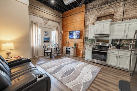 Smart TV, fireplace, books. Only Groundfloor access Downtown Laurel - G