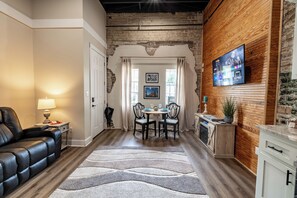 Smart TV, chimenea y libros