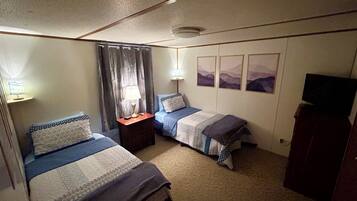2 bedrooms, desk, iron/ironing board, WiFi