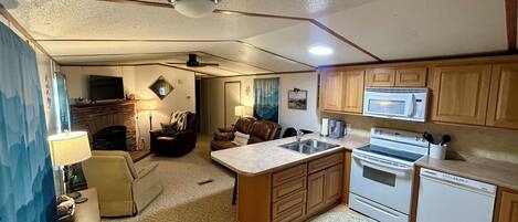 Réfrigérateur, four à micro-ondes, un four, surface de cuisson