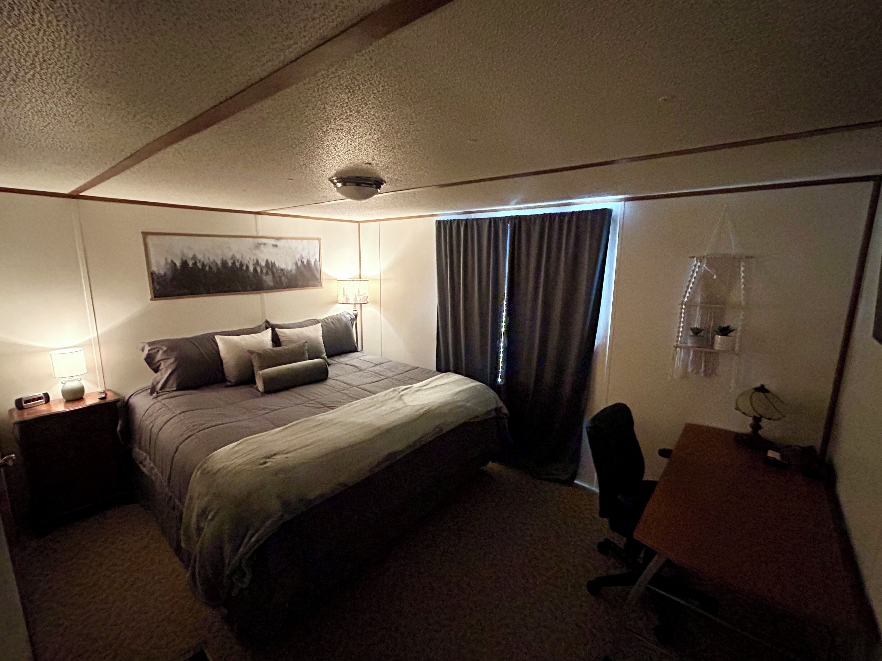 2 soverom, skrivebord, strykejern/-brett og wi-fi