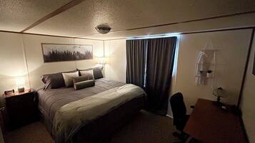 2 bedrooms, desk, iron/ironing board, WiFi