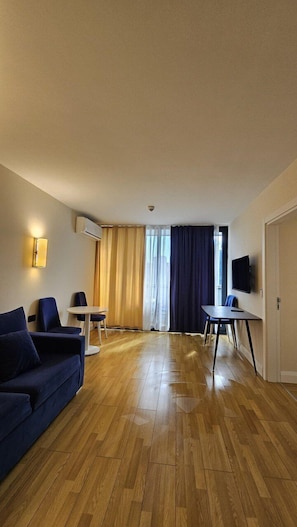 Chambre Triple Confort | Coin séjour