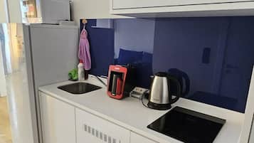 Comfort Triple Room | Private kitchen | Mini-fridge, microwave, stovetop, cookware/dishes/utensils