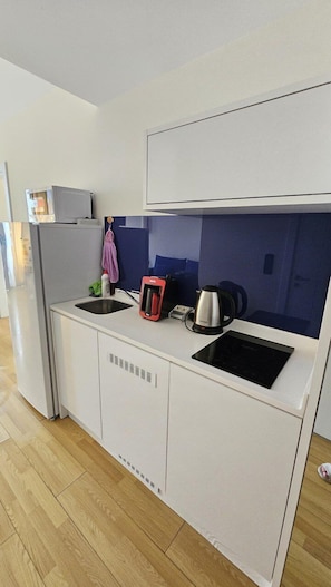 Chambre Triple Confort | Cuisine privée | Mini réfrigérateur, micro-ondes, plaque de cuisson