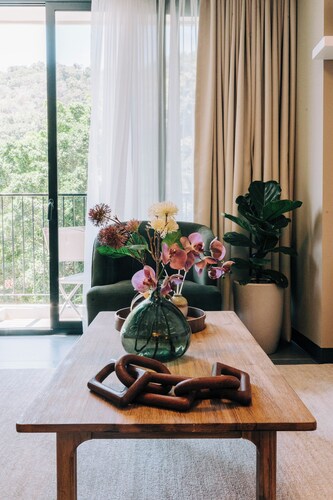 NEW Charming, fully-equipped 2-bedroom apartment - 30min from beach