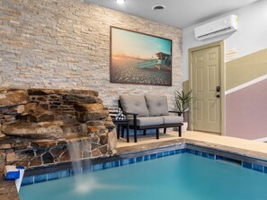 Una piscina cubierta, una piscina climatizada