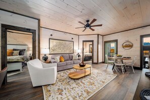 Smart TV, fireplace, table football, offices - 7 min to Dollywood|Mtn View|Theater|Indr Pool|Game| (Pigeon Forge)