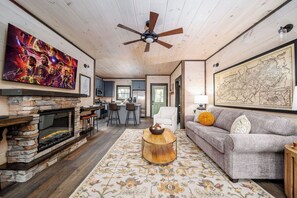 Smart TV, fireplace, table football, offices - 7 min to Dollywood|Mtn View|Theater|Indr Pool|Game| (Pigeon Forge)