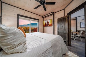 5 bedrooms, desk, WiFi, bed sheets