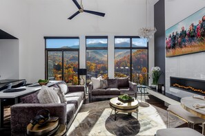 Téléviseur connecté, foyer, table de baby-foot, livres