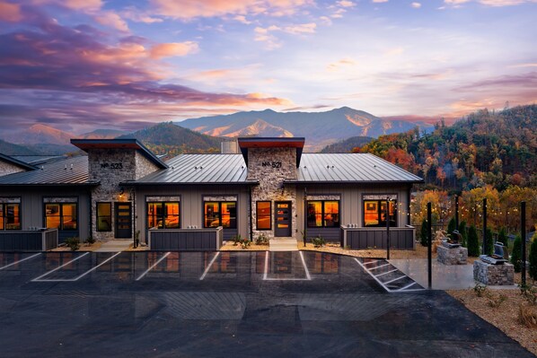 Exterior - 5min walk to Gatlinburg|Mtn View|Game Rm|Sauna|Theater|Indr Pool| (Gatlinburg)