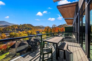 Outdoor dining - 5min walk to Gatlinburg|Mtn View|Game Rm|Sauna|Theater|Indr Pool| (Gatlinburg)