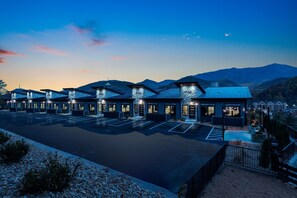 Exterior - 5min walk to Gatlinburg|Mtn View|Game Rm|Sauna|Theater|Indr Pool| (Gatlinburg)