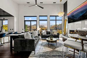 Smart TV, fireplace, table football, books - 5min walk to Gatlinburg|Mtn View|Theater|Sauna|Indr Pool|Game Rm| (Gatlinburg)