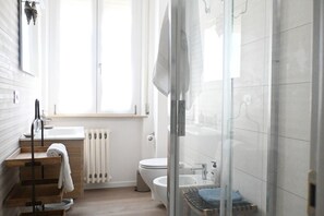 Douche, bidet, serviettes fournies