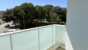 A balcony with a view of a street, trees, and parked cars. - SE163 – Senigallia, new one-bedroom apartment with balcony in the town center (Senigallia)