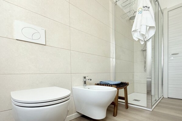 Douche, bidet, serviettes fournies