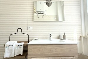 Een douche, een bidet, handdoeken