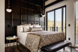 5 bedrooms, desk, iron/ironing board, free WiFi - 5min walk to Gatlinburg|Indr Pool|Game Rm|Theater|Sauna| (Gatlinburg)