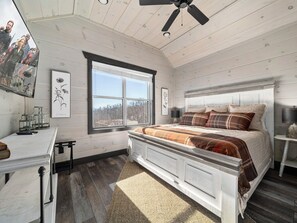 4 室のベッドルーム、デスク、WiFi (無料)、ベッドシーツ