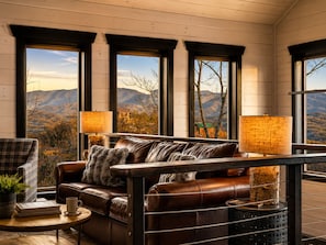 Smart TV, fireplace, offices - Million $ View|Theater|Games|Pool Table|Indr Pool (Sevierville)