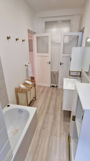 A modern bathroom with a bathtub, a shower, and a toilet. - A jazzy and spacious apartment on the Promenade des Anglais (Nice)