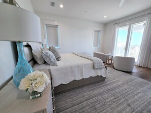 8 makuuhuonetta, työpöytä, silitysrauta/-lauta, vauvan matkasänky